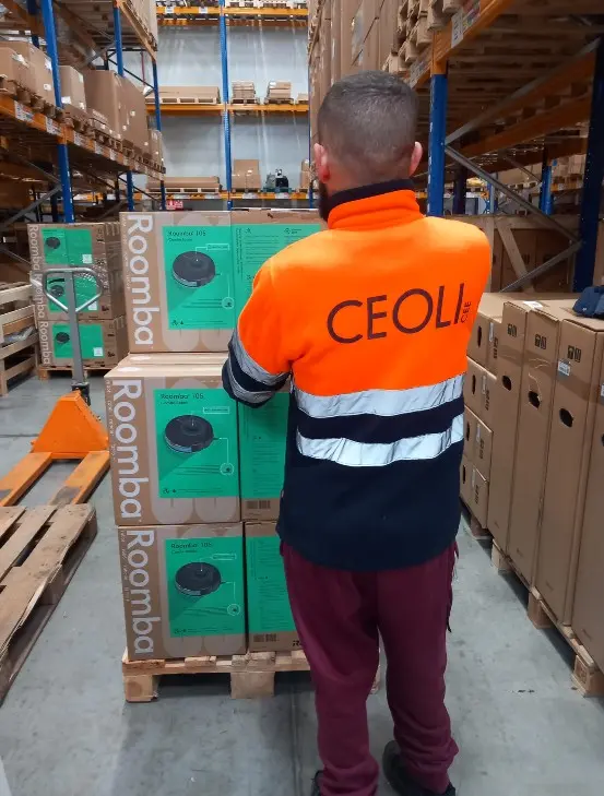 Trabajador de CEOLI gestionando mercancía en almacén como apoyo logístico para empresas y operaciones de preparación de pedidos