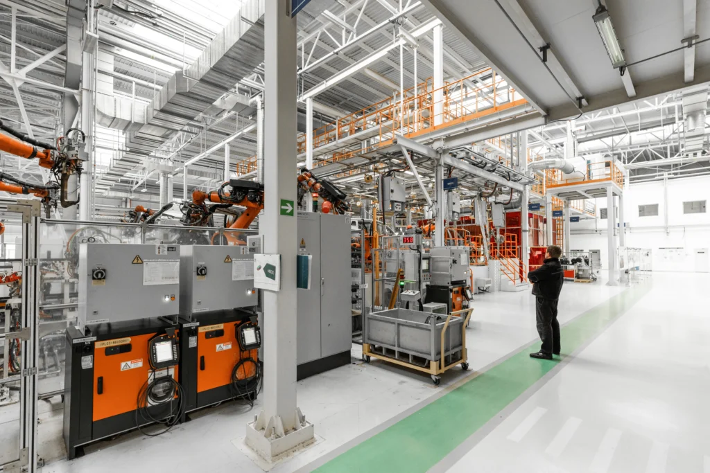 Centro industrial con trabajadores y maquinaria automatizada donde un centro especial de empleo desarrolla actividad productiva adaptada e inclusiva
