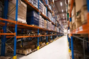 Almacén organizado con estanterías para mejorar la logística de una empresa