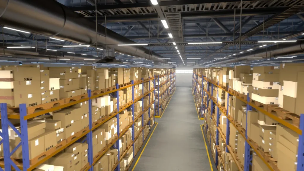 Almacén organizado con estanterías y mercancía optimizada para mejorar su logística